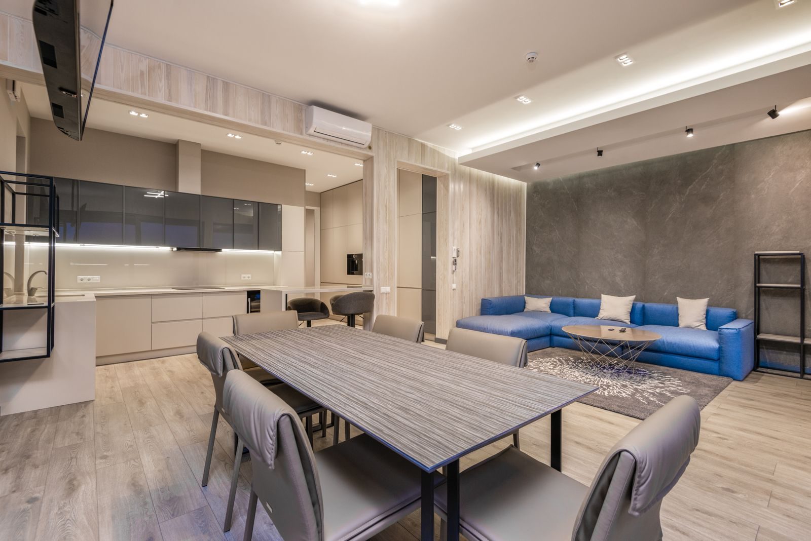 Bel intérieur moderne avec sol posé par D121