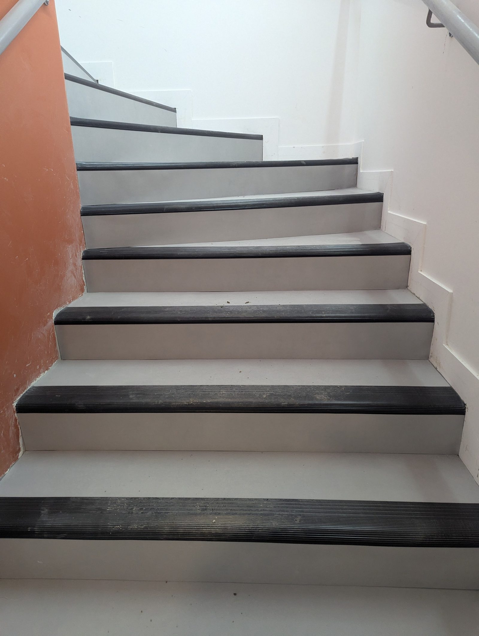 Escalier habillé en PVC avec nez de marche