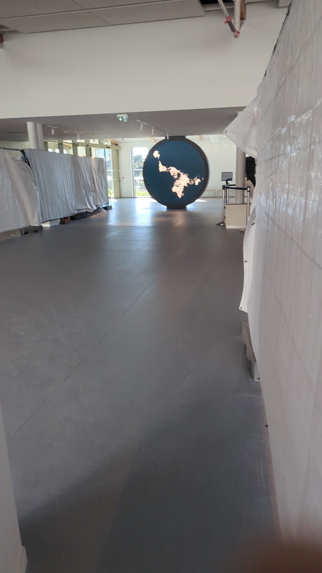 Sol PVC posé dans un grand hall par D121