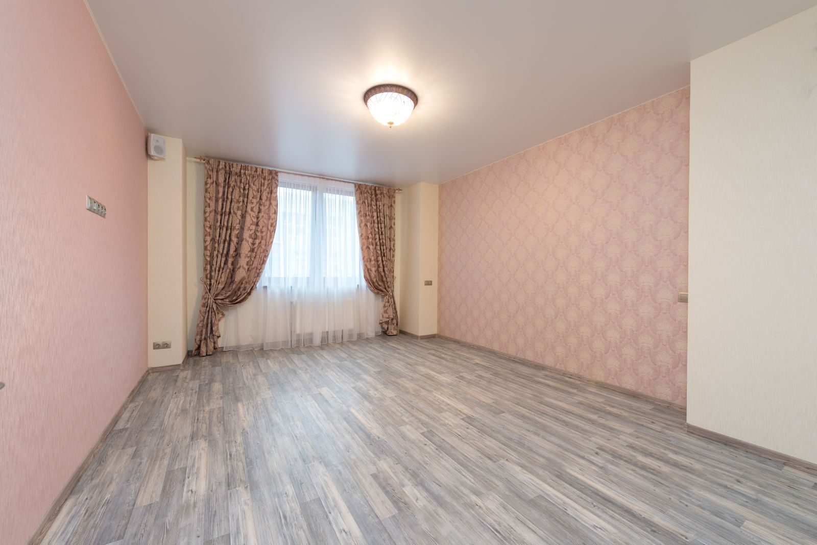 Pièce avec lames vinyles clipsables grises