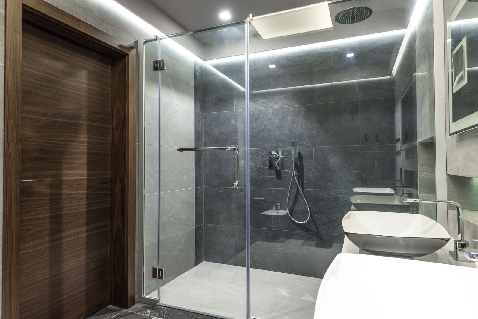Salle de bain grise moderne avec douche