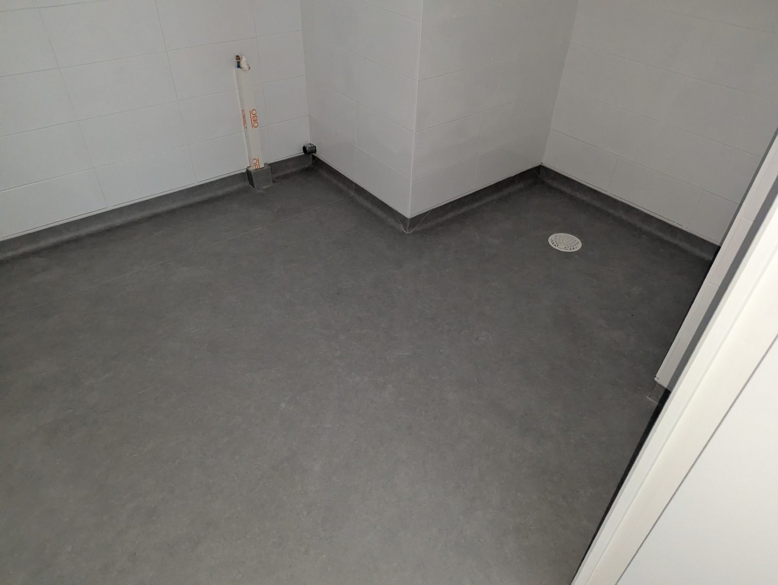 Sanitaire avec sol PVC et remontées en plinthe posé par D121